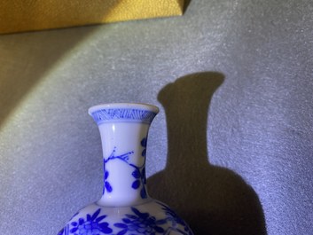 Cinq vases en porcelaine de Chine, la plupart en bleu et blanc, Kangxi